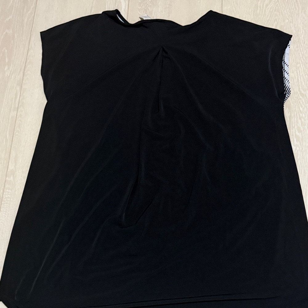 3/$10 Chico's Black and White Chevron Blouse - Picture 6 of 7
